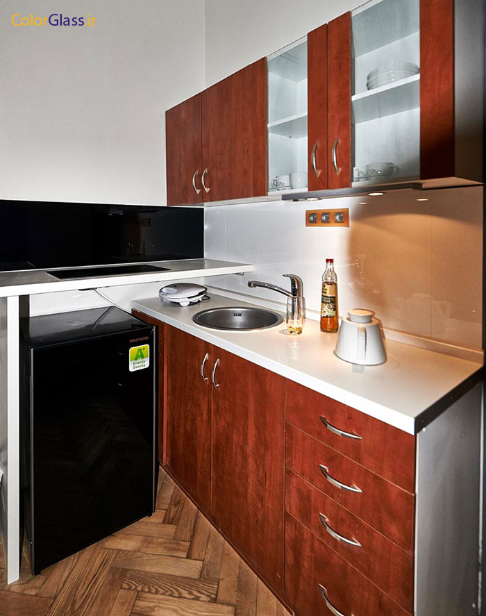 شیشه رنگی،شیشه رنگی مشکی