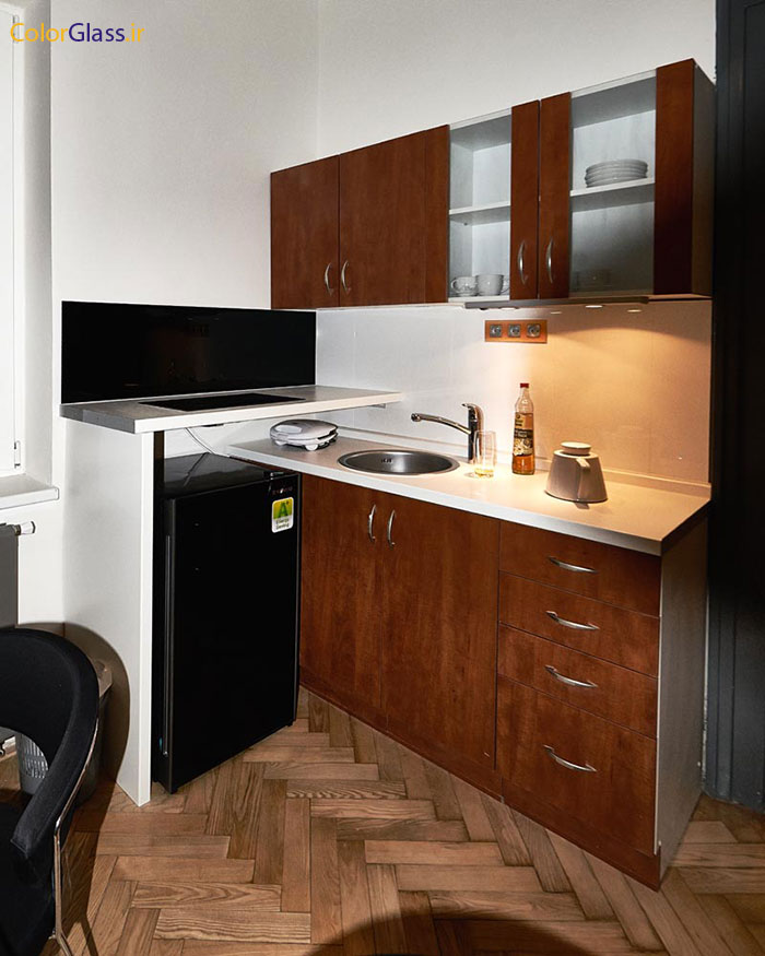 شیشه رنگی،شیشه رنگی مشکی