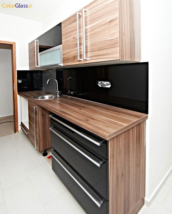 شیشه رنگی،شیشه رنگی مشکی